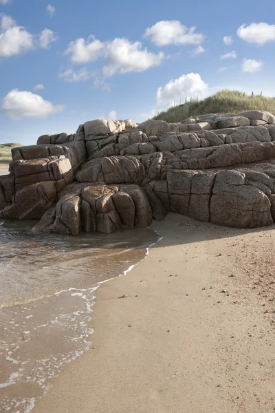 Σχηματισμός βράχου σε μια παράκτια παραλία — Φωτογραφία Αρχείου