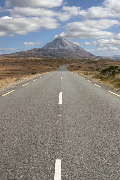 ถนนเรียงรายไปยังภูเขา Errigal — ภาพถ่ายสต็อก