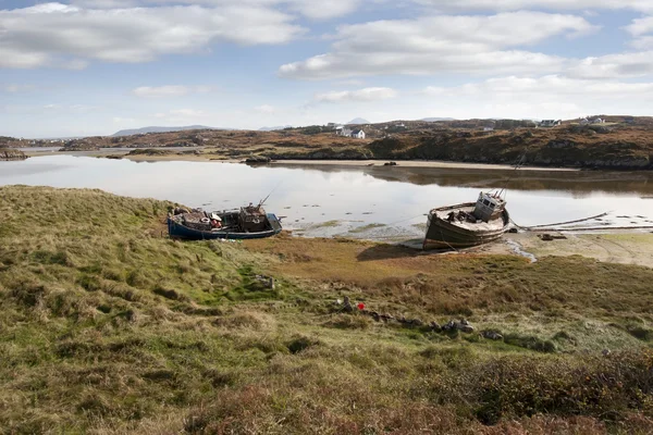 Oude vissersboten strandde op Ierse strand — Stockfoto
