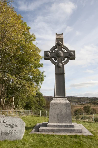 Memorial celtic cross in honor of saint colomba — Stock Photo, Image