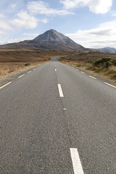 ถนนไปยังเทือกเขา Errigal ไอร์แลนด์ — ภาพถ่ายสต็อก