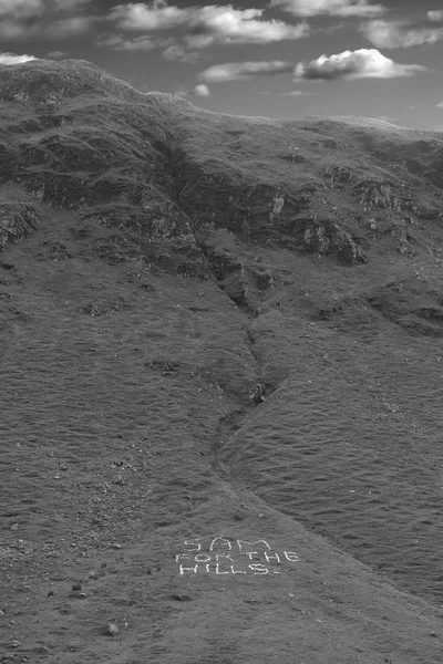 Sam para as colinas escritas com pedras tonificadas preto e branco — Fotografia de Stock