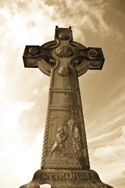 Sint Columba Denkmal keltisches Kreuz in Sepia — Stockfoto