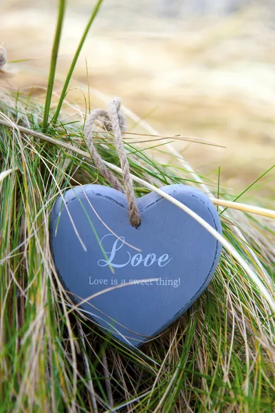 Coeur d'amour en bois bleu sur la plage — Photo