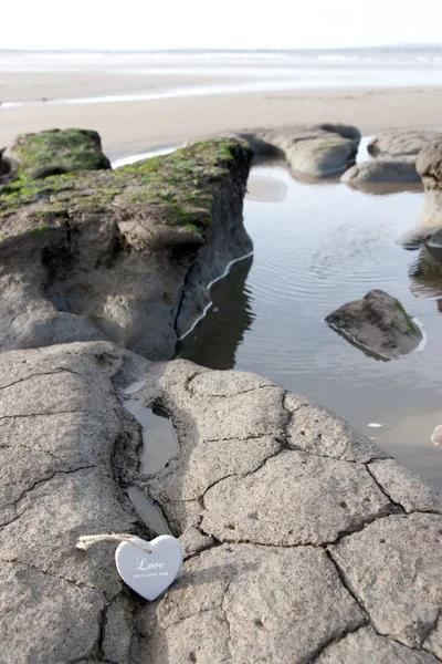 Singel houten love hart op het zand bank — Stockfoto