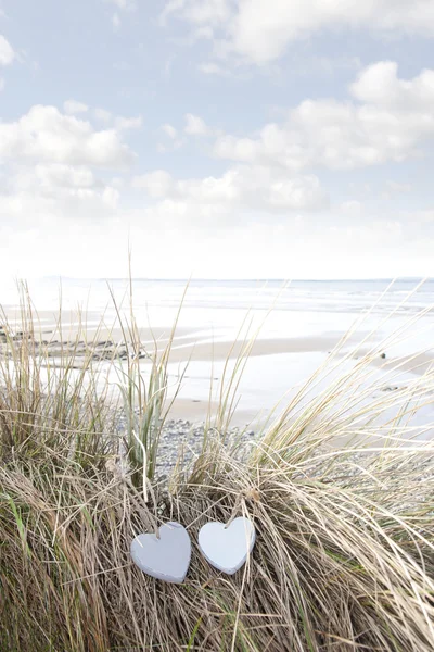 Liebesherzen auf Sanddünen im Sommer — Stockfoto