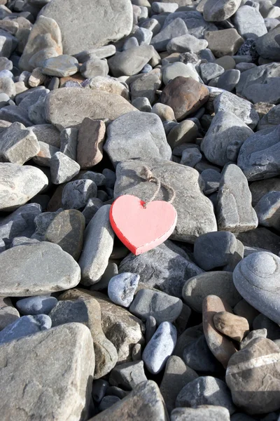 Rojo caliente amor en las rocas — Foto de Stock