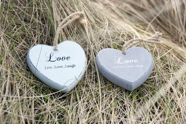 Dos corazones de amor en dunas de arena — Foto de Stock