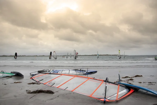 Ventos atlânticos surfistas correndo em ventos — Fotografia de Stock