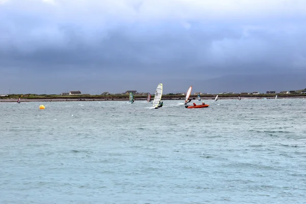 Atlantische windsurfers racen in de zware storm — Stockfoto