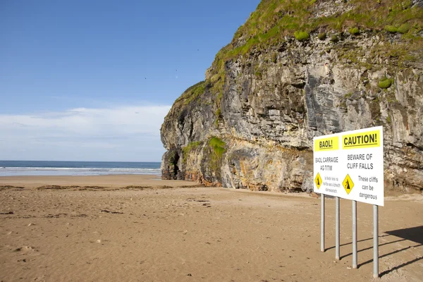 Spiaggia scogliera cade segnale di avvertimento — Foto Stock