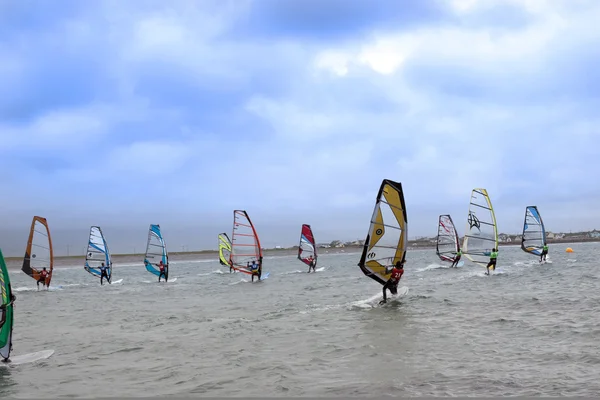 Atlantische windsurfers racen in de zware stormachtige wind — Stockfoto