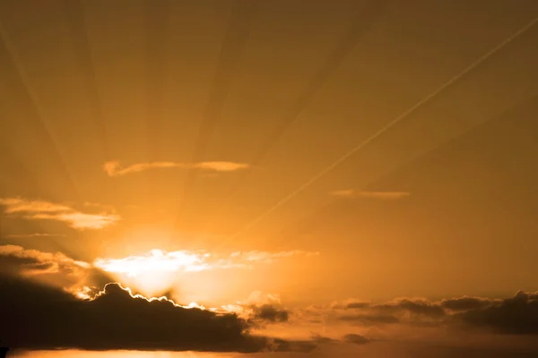 Hermoso cielo anaranjado nublado al atardecer en el salvaje Atlántico — Foto de Stock