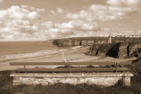 Bench view of Ballybunion beach and castle — Stock Photo, Image