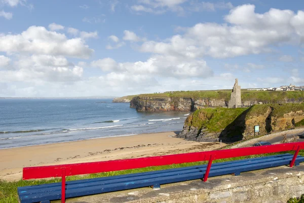 Panchina vista scogliere spiaggia Ballybunion e castello — Foto Stock