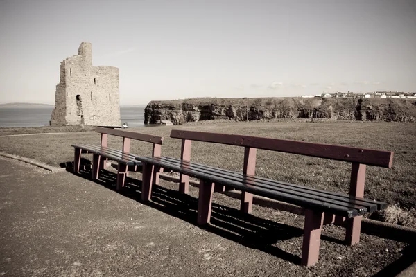 Bänkar och sökvägen till ballybunion beach — Stockfoto