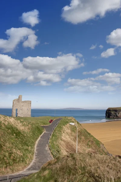 Panchine e vista percorso della spiaggia Ballybunion — Foto Stock