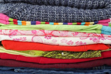 Giysiler, ayakkabılar ve aksesuarlar - yakın çekim grup yığını farklı pıhtılaşma arkaplanı