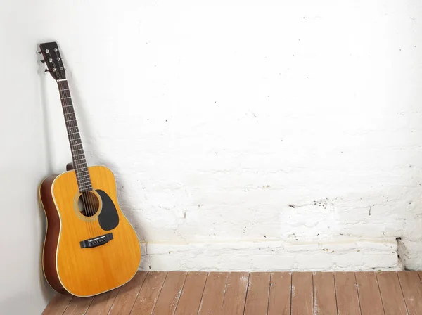 Instrumento Musical Guitarra Acústica Clásica Sobre Fondo Ladrillo Blanco Suelo Fotos de stock libres de derechos