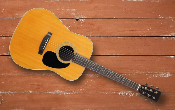 Müzikal enstrüman - Kahverengi ahşap arka planda üst görünüm klasik akustik gitar