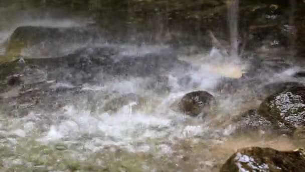 Agua de cascada limpia — Vídeos de Stock