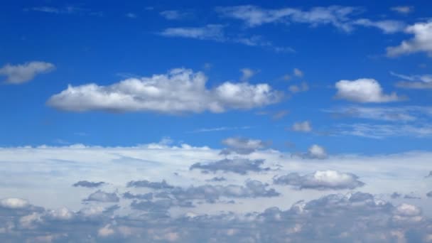 Nubes blancas esponjosas — Vídeos de Stock