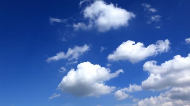 Nubes blancas esponjosas — Vídeo de stock