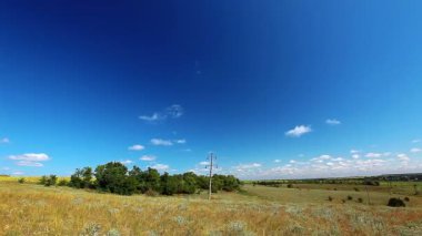 alan bulutlu gökyüzü altında