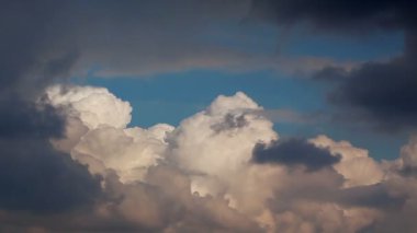 Beyaz kabarık bulutlar