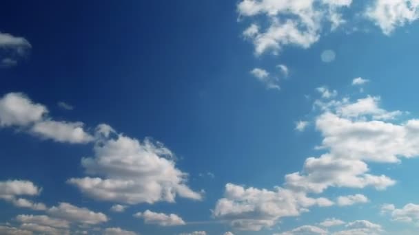 Weiße flauschige Wolken — Stockvideo