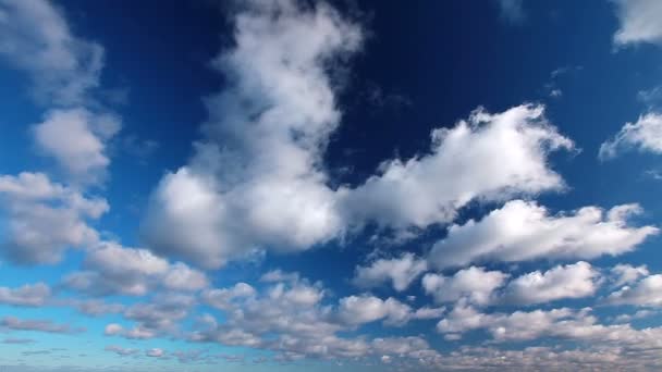 Nubes blancas esponjosas — Vídeos de Stock