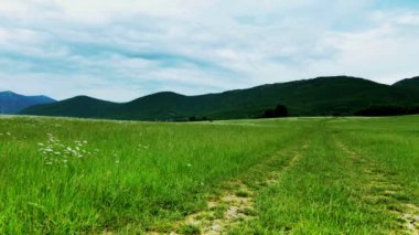 bulutlu gökyüzü altında tepeler