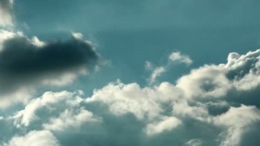 Beyaz kabarık bulutlar