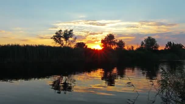 Lago de la tarde en el atardecer — Vídeo de stock