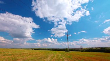 alan bulutlu gökyüzü altında