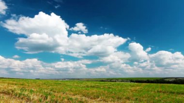 alan bulutlu gökyüzü altında