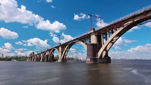 Ponte sobre o rio — Vídeo de Stock