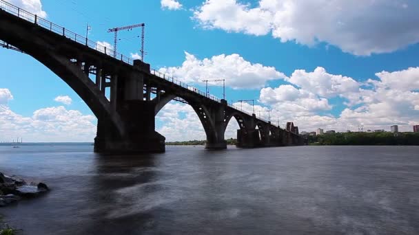 Brücke über den Fluss — Stockvideo