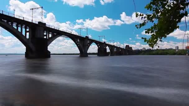 Köprü nehrin üzerinde — Stok video