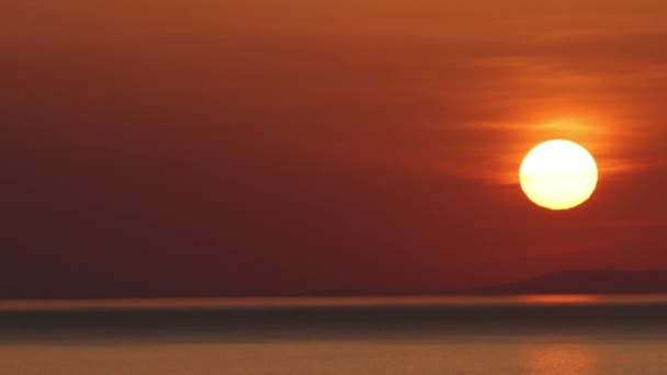 Схід сонця над водою — стокове відео