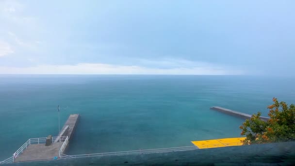 Zee pier over regenachtig hemel — Stockvideo