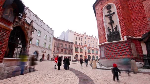 Emberek walk tér — Stock videók