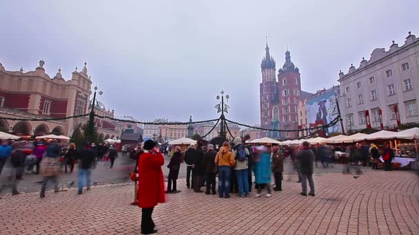 Люди ходят по площади — стоковое видео