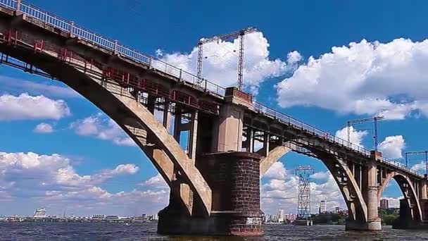 Brücke über den Fluss — Stockvideo