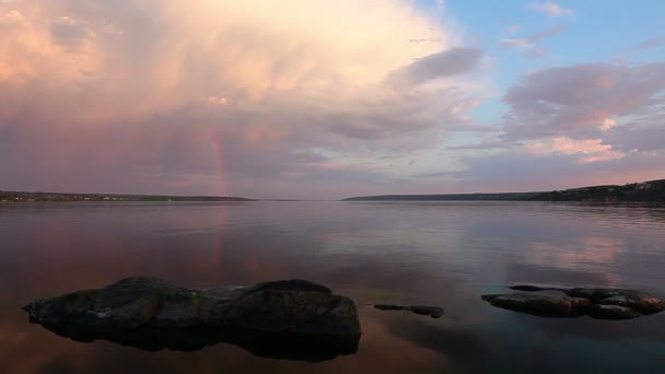 Lago de la tarde en el atardecer — Vídeo de stock