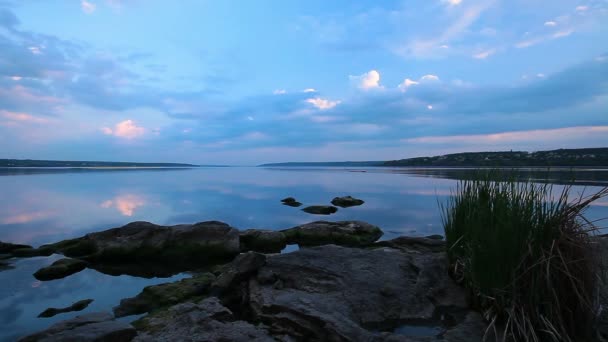 Večerní jezero v soumraku — Stock video