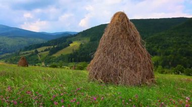 haystacks bulutlu gökyüzü altında