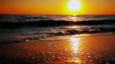 Gün batımında deniz dalgaları manzarası