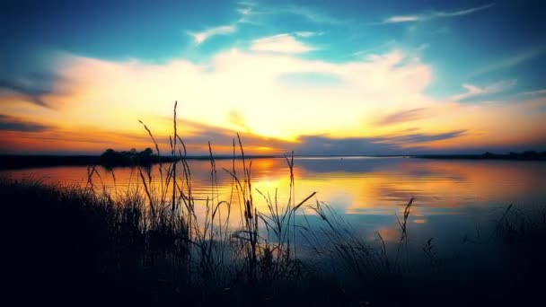 Matahari Terbenam Sungai Tilapse — Stok Video