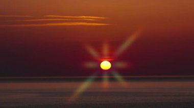 Denizde şafak vakti. deniz dalgaları ağır çekimde.